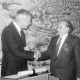 Archiv der Region Hannover, ARH Slg. Weber 02-019/0011, Landrat Karsten Hoppenstedt überreicht Bundesverdienstkreuz an den KFZ-Händler für Volkswagen und Audi in Gehrden und Innungsmeister Otto Hase im Ratskeller Gehrden, r. Ehefrau Käthe Hase
