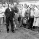 Archiv der Region Hannover, ARH Slg. Weber 02-019/0013, Start der Grenzbegehung Gehrdens mit v.l. SPD-Landtagsabgeordnete Heinrich Aller und CDU-Landtagsabgeordneter Willi Lindhorst auf dem Sportplatz des MTV Lemmie