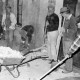 Archiv der Region Hannover, ARH Slg. Weber 02-019/0015, Männer arbeiten am Anbau des Feuerwehrhaus, r. Ortsbürgermeister Friedrich Nettelmann, Northen