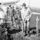 Archiv der Region Hannover, ARH Slg. Weber 02-019/0018, Jugendfeuerwehr mit Stadtjugendfeuerwehrwart Volker Becker (links) und Ortsbürgermeister Horst Lanka (Mitte) am DB-Haltepunkt für eine Pflanzaktion, Lemmie