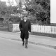 ARH Slg. Weber 02-023/0004, Georg Weber sen. läuft über die Südstraße, Gehrden
