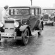 ARH Slg. Weber 02-023/0016, Personen unterwegs mit zwei Oldtimern auf einer Straße