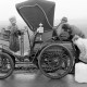 Archiv der Region Hannover, ARH Slg. Weber 02-023/0017, Personen bei einem Stopp mit ihrem Oldtimer