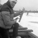 ARH Slg. Weber 02-024/0005, Gehrdens Stadtdirektor Hans Bildhauer mit Schlittschuhen am gefrorenen Maschsee, Hannover