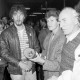 Archiv der Region Hannover, ARH Slg. Weber 02-026/0014, Skisportleiter Alois Spohr (zweiter von rechts) und weitere Personen bei einem Basar für gebrauchte Wintersportartikel der Skisparte im Sportverein Gehrden