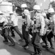 Archiv der Region Hannover, ARH Slg. Weber 02-027/0006, Pokalwettkämpfe aller Gehrdener Ortsfeuerwehren auf dem Schulhof der Grundschule Am Castrum, Gehrden