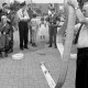 Archiv der Region Hannover, ARH Slg. Weber 02-027/0008, Brandschutzabschnittsleiter Eugen Uhlenberg rollt bei der Jubiläumsfeier "20 Jahre Jugendfeuerwehr" einen Feuerwehrschlauch vor Zuschauern auf, Gehrden