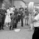 Archiv der Region Hannover, ARH Slg. Weber 02-027/0009, Brandschutzabschnittsleiter Eugen Uhlenberg rollt bei der Jubiläumsfeier "20 Jahre Jugendfeuerwehr" einen Feuerwehrschlauch vor Zuschauern auf, Gehrden 