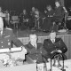 ARH Slg. Weber 02-028/0020, Kreisbrandmeister August Heine hält bei der Jahreshauptversammlung der Ortsfeuerwehr Gehrden eine Rede, neben ihm v.l. Ortsbrandmeister Willi Siebert, Stadtbrandmeister Fitz Narten, Zugführer Werner König, im Hintergrund der Musikzug der Feuerwehr Gehrden