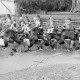 Archiv der Region Hannover, ARH Slg. Weber 02-028/0021, Auftritt des Blasorchesters "Die Original Calenberger" vor der Treppenanlage im Ottomar-von-Reden-Park, Alt-Gehrden