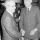 Archiv der Region Hannover, ARH Slg. Weber 02-029/0013, V.l. N.N. gratuliert dem Leiter der Polizeistation Czwalina im Schützenhaus Ottomar v. Reden, Gehrden