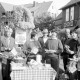 Archiv der Region Hannover, ARH Slg. Weber 02-029/0020, Mehrere Personen an dem Stand des Niedersächsischen Landvolkes auf einem Erntedankfest