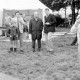 Archiv der Region Hannover, ARH Slg. Weber 02-030/0011, V.l. Ortsbürgermeister Heinz Hohmann, Bürgermeister Gerhard Oberkönig und Landrat Jürgen Bauermeister? beim Kinderfest auf dem Festplatz an der Grotte, Redderse 