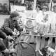Archiv der Region Hannover, ARH Slg. Weber 02-030/0013, Junge Mitglieder des Arbeiter-Samariter-Bunds mit Jugendgruppenleiter Benno Blings (rechts) an ihrem Stand auf dem Marktplatz, Gehrden