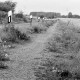 Archiv der Region Hannover, ARH Slg. Weber 02-030/0014, Feldweg auf der Nordseite des Betriebes "Beton Weber" in Richtung Ditterke 