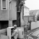 Archiv der Region Hannover, ARH Slg. Weber 02-030/0018, Zwei Männer arbeiten an einem Strommasten und -kasten in der Südstraße / Ecke Lange Feldstraße, Gehrden