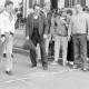 Archiv der Region Hannover, ARH Slg. Weber 02-032/0004, Ein Mann beim Rutenweitwurf vor der Alten Schule/Dorfgemeinschaftshaus während des Straßenfest in Lenthe