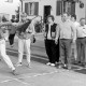 Archiv der Region Hannover, ARH Slg. Weber 02-032/0005, Ein Mann beim Rutenweitwurf vor der Alten Schule/Dorfgemeinschaftshaus während des Straßenfest in Lenthe