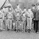 Archiv der Region Hannover, ARH Slg. Weber 02-035/0001, Gruppenfoto der Jugendfeuerwehr Everloh mit r. Ortsbrandmeister Klaus-Peter Hackbarth
