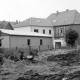 Archiv der Region Hannover, ARH Slg. Weber 02-035/0010, Rückansicht des alten Rathauses an der Kirchstraße mit weißem Anbau und einer Holzbaracke für die Unterbringung der Stadtverwaltung, Gehrden