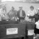 Archiv der Region Hannover, ARH Slg. Weber 02-036/0003, Mehrere Frauen bei der Entsorgung von Blechdosen