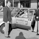 ARH Slg. Weber 02-036/0008, Autoschautag mit Inhabern v.l. Felix Blank und Klaus Blank vor dem Autohaus Blank, Ditterke