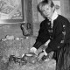ARH Slg. Weber 02-036/0010, Osterausstellung in der Levester Werkstatt mit der Inhaberin Regine Nölken, Leveste