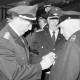 Archiv der Region Hannover, ARH Slg. Weber 02-037/0010, Kreisbrandmeister August Heine überreicht Otto Haller und N.N. der Ortsfeuerwehr Leveste bei einem Zeltfest Verdienstabzeichen, Gehrden