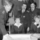 ARH Slg. Weber 02-039/0006, Stehend v. l. Rainer Kunze, Albert Fricke und Armin Jeschonnek, sitzend Susanne Meier und Ulrike Giesecke der Feuerwehr Gehrden bei einem Sprechfunklehrgang im Feuerwehrhaus, Gehrden