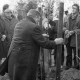 Archiv der Region Hannover, ARH Slg. Weber 02-039/0010, Baumpflanzung an der Stadtgrenze zwischen Gehrden und Ronnenberg
