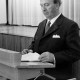 Archiv der Region Hannover, ARH Slg. Weber 02-040/0003, Gehrdens Bürgermeister Gerhard Oberkönig stehend an einem Podium