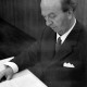 ARH Slg. Weber 02-040/0004, Gehrdens Bürgermeister Gerhard Oberkönig sitzend an einem Tisch mit Unterlagen