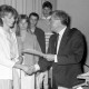 ARH Slg. Weber 02-041/0016, Aushändigung der Abiturzeugnisse durch den Schulleiter Roland Neßler am Matthias-Claudius-Gymnasium, Gehrden