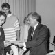 ARH Slg. Weber 02-041/0018, Aushändigung der Abiturzeugnisse durch den Schulleiter Roland Neßler am Matthias-Claudius-Gymnasium, Gehrden
