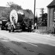 Archiv der Region Hannover, ARH Slg. Weber 02-042/0008, Arbeiter verlegen Kabel in ein ausgehobenes Loch an der B 65, Ditterke