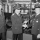 Archiv der Region Hannover, ARH Slg. Weber 02-044/0001, V.l. Ortsbrandmeister Klaus-Peter Hackbarth, Kreisbrandmeister August Heine und N.N. beim Jubiläumsfest der Ortsfeuerwehr Everloh