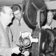 Archiv der Region Hannover, ARH Slg. Weber 02-044/0023, Ausstellung zum Filmtheater und erster Filmabend im Nostalgiekino im Bürgersaal des Rathauses mit v.l. Georg Weber sen. vom Nostalgiekino, N.N. und Hans-Wilhelm Holte, Gehrden