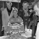 Archiv der Region Hannover, ARH Slg. Weber 02-045/0002, V.l. Edeltraud Schultz, Gertrud Koch, N.N., N.N. und Harald Schultz an einem Weihnachtsmarktstand