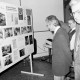Archiv der Region Hannover, ARH Slg. Weber 02-045/0016, Ausstellung zum Filmtheater und erster Filmabend im Nostalgiekino im Bürgersaal des Rathauses mit v.r. Friedrich Kirchhoff, Klaus Sönke und Elfriede Kirchhoff, Gehrden