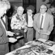 ARH Slg. Weber 02-045/0017, Mehrere Personen an einem Tisch mit Fotografien bei einer Ausstellung zum Filmtheater und dem ersten Filmabend im Nostalgiekino im Bürgersaal des Rathauses, Gehrden
