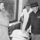 Archiv der Region Hannover, ARH Slg. Weber 02-047/0016, Mitglieder des Kaninchenzuchtvereins F 36 Gehrden beim Wiegen eines Kaninchens während einer Ausstellung im Schützenhaus Gehrden