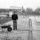 ARH Slg. Weber 02-047/0019, V.l. N.N. und Uwe Voss vom Baubetriebshof bei Reparaturarbeiten des Freibads, Gehrden