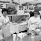 Archiv der Region Hannover, ARH Slg. Weber 02-049/0013, V.l. Inge Damerau, Christa Hohe, Elfriede Kirchhoff, Vorsitzender Friedrich Kirchhoff und Rudi Hohedes des gemischten Chors "Harmonie" auf einer Zeltfeier zu seinem 99-jährigem Bestehen
