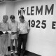 Archiv der Region Hannover, ARH Slg. Weber 02-051/0006, V.l. erster Vorsitzender Günther Bullerdiek und drei weitere Männer vor dem Sportheim des MTV Lemmie