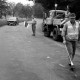Archiv der Region Hannover, ARH Slg. Weber 02-051/0014, Männer bei Straßenmarkierungsarbeiten an der Landesstraße L 401 von Ditterke nach Leveste 