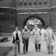 ARH Slg. Weber 02-051/0015, V.l. Kultursamtsleiter Wilfried Filipiak, stellv. Stadtdirektor Peter Schnabel, Vorsitzender des gemischten Chors Harmonie Friedrich Kirchhoff und Bürgermeister Helmut Oberheide aus Gehrden vor dem Holstentor, Lübeck