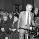 ARH Slg. Weber 02-052/0008, Ein Mann neben einem Filmprojektor bei einer Filmvorführung