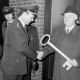 ARH Slg. Weber 02-052/0012, Bürgermeister Helmut Oberheide überreicht dem Ortsbrandmeister Klaus Hackbarth einen symbolischen Schlüssel zum neuen Feuerwehrhaus, Everloh