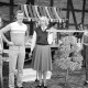 Archiv der Region Hannover, ARH Slg. Weber 02-053/0005, Zwei Frauen mit einer Erntekrone und weitere Personen auf einem Erntedankfest, Everloh