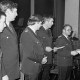 Archiv der Region Hannover, ARH Slg. Weber 02-054/0004, Mitglieder der Feuerwehr bei der Übergabe von Urkunden zum Abschluss eines Grundlehrganges in der Festhalle, Gehrden